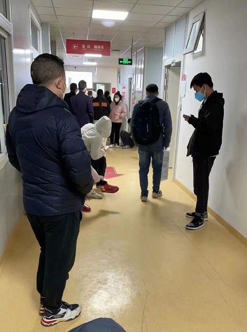 12月15日晚上七点,王宁带爷爷在成都一家三甲医院的发热门诊排队等待