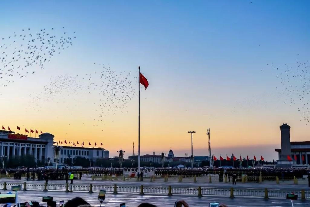 一年365天,天安门广场上每天一定有一面五星红旗和太阳一同升起.