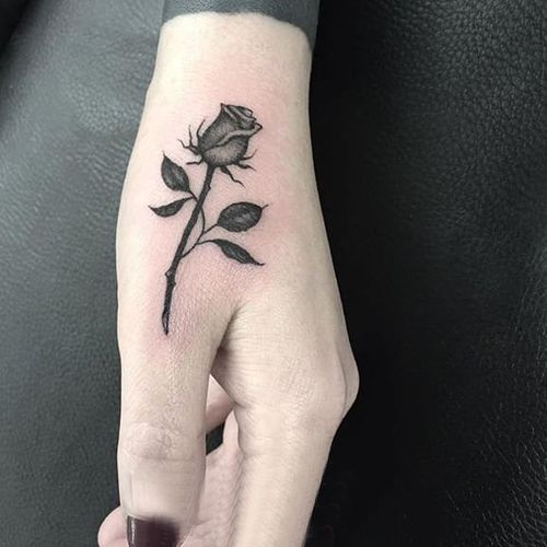 手背纹身女生手背上黑灰的玫瑰纹身图片