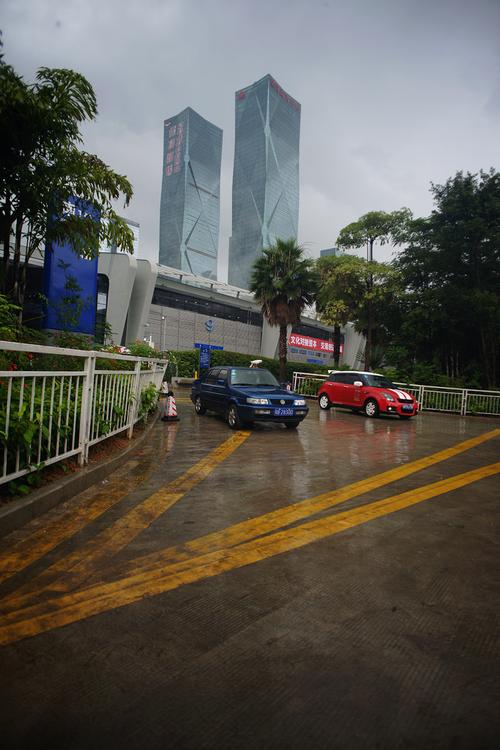 刚到深圳就碰到下雨,从雨伞下先拍一张