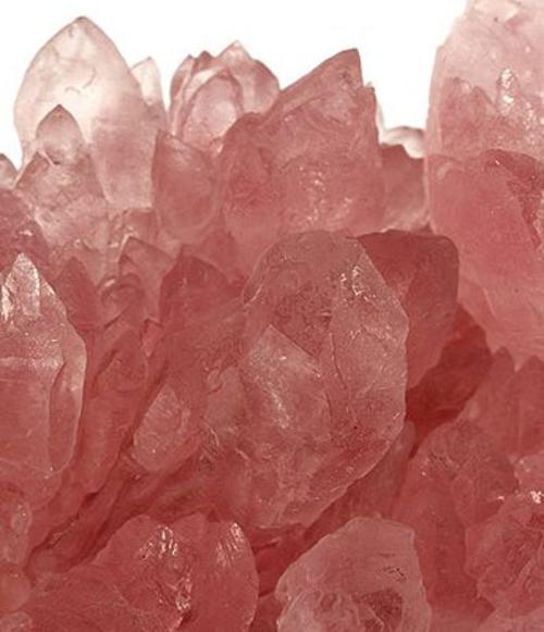 粉红色的石英 别名:芙蓉石,蔷薇石英 特点:一般来说,芙蓉石是很好的