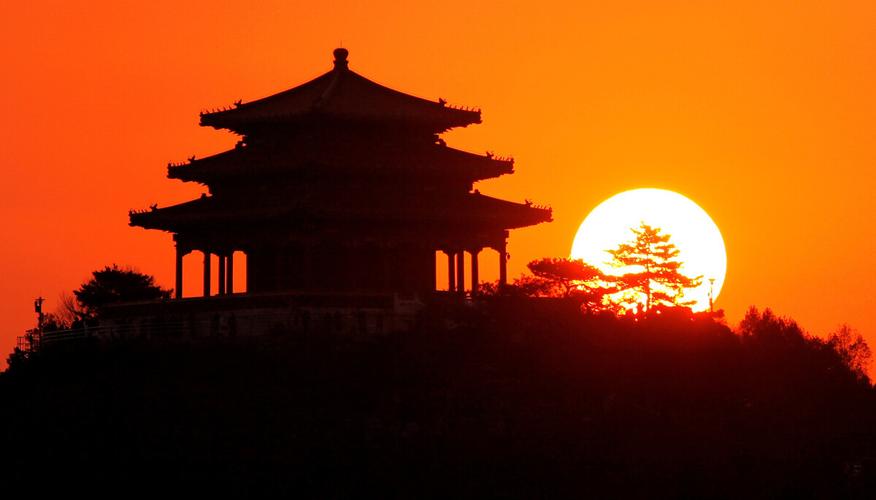 新年第一轮红日2022年元月1日北京迎来第一轮红日晨光普照景山万春亭