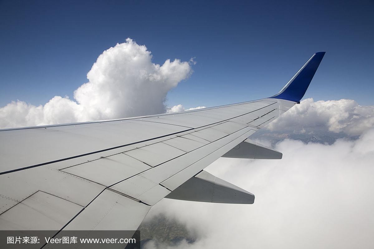 波音737机翼在云层之上