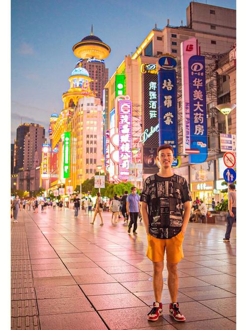 作为魔都超人气的绝对地标,南京路步行街是上海人流最密集商业大街之