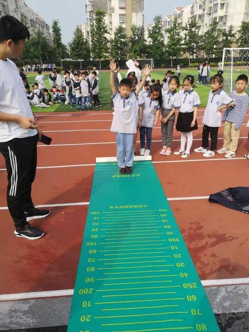 龙潭中心小学江畔人家校区体育组组织了本次学生立定跳远比赛