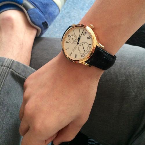 男士将手表戴在左手.现在大多数男人都把手表戴在左手上.