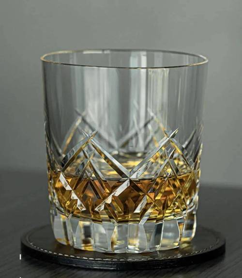 《繁花》里宝总的高档威士忌酒杯,是一刀刀切出来的江户切子,档次货
