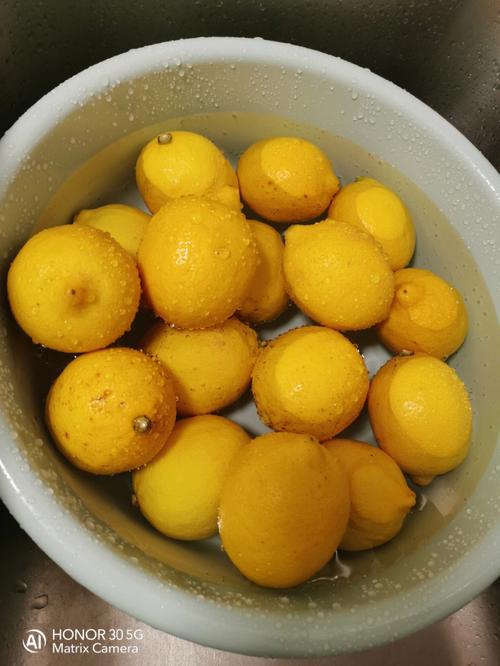 京东买的柠檬十六个,只用十一个满锅买的黄冰糖2斤好大块回来自己砸碎