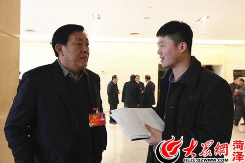 菏泽市政协委员,中达房地产开发有限公司董事长魏忠勋(左)接受大众网