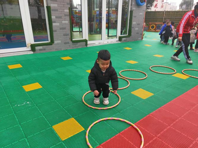 幼儿园之户外游戏——跳圈游戏