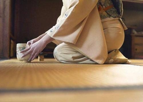 据说,这种跪坐方式,始於室町时代(1336–1573)末期,在这之前,日本人的