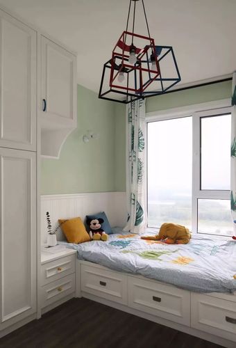 儿童房内部还有飘窗的户型,也可以把榻榻米床和飘窗连在一起做,这样