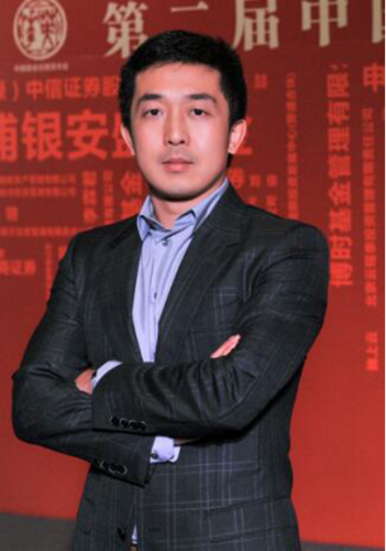组建聚鸣投资之前,刘晓龙担任广发基金权益投资总监,在公募期间管理的