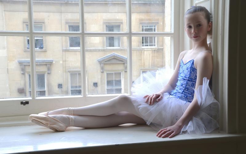可爱的芭蕾舞的小女孩坐在窗口边 壁纸 - 1920x1200