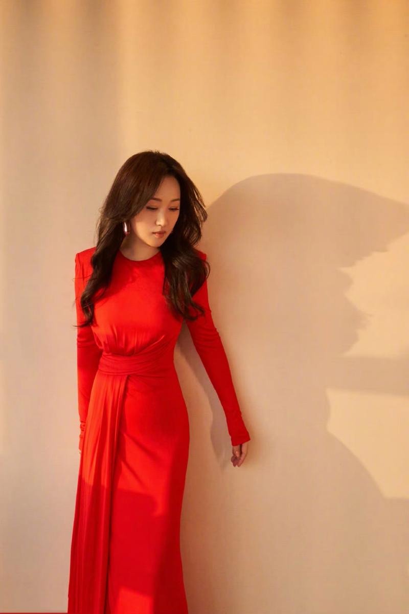 杨钰莹# 一袭红色连衣裙,清纯甜美的容颜,窈窕曼妙的身材,丰满傲人的