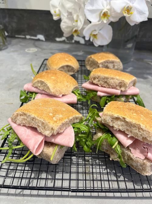 今天做了全麦面包夹了芝麻菜和火腿,简简单单的做了三明治生活就是