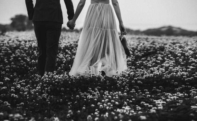 来自农村的摄影师的婚纱摄影作品《一组黑白的花海》