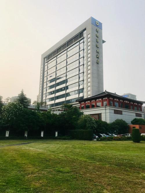 西安香格里拉金花饭店开业,当时是陕西乃至西北第一家涉外五星级酒店