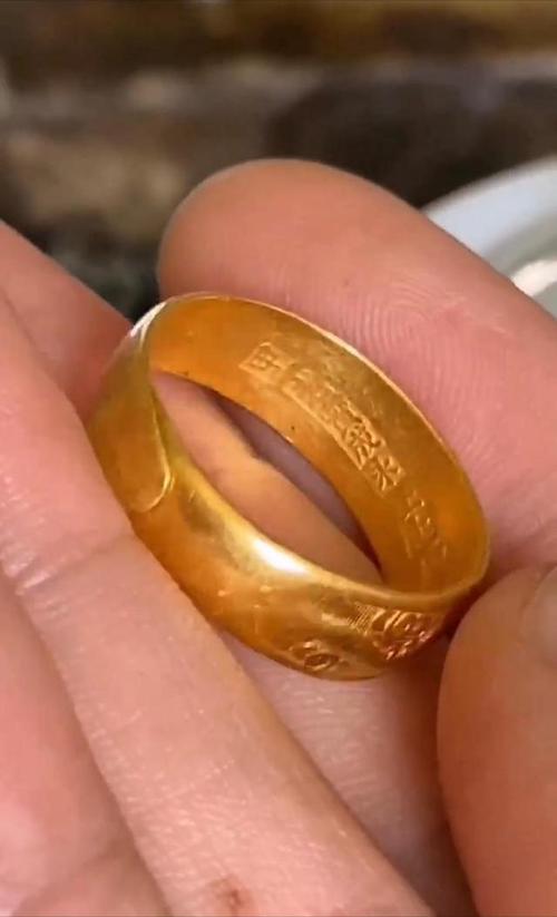 极品老黄金古法錾刻高浮雕双龙戏珠戒指