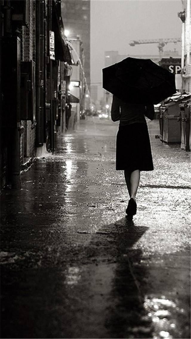 精选黑白伤感雨天女生孤独背影撑伞手机壁纸下载