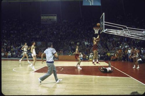 1/9 (0)   在1972年的奥运会男子篮球决赛赛场上,美国队与前苏联队在