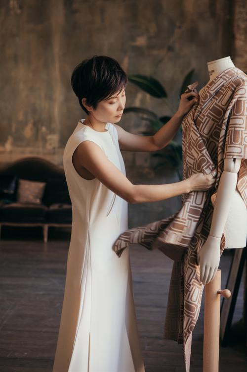 中国首位登上米兰时装周女设计师:剪纸刺绣融入设计展示东方神韵