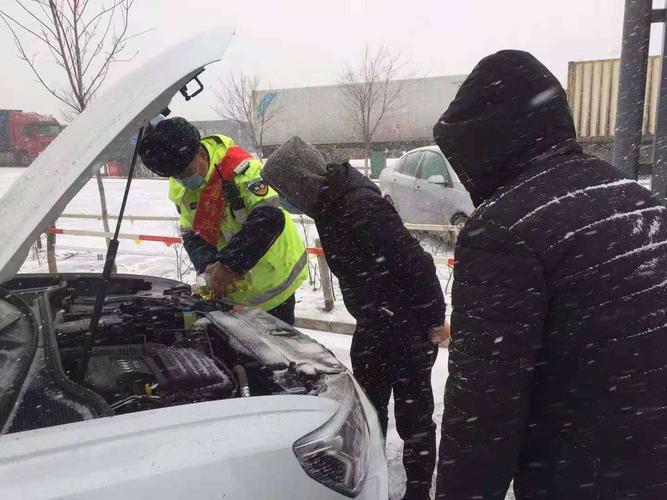 风雪无阻,志愿者们为过往有困难的路人提供修车帮助.