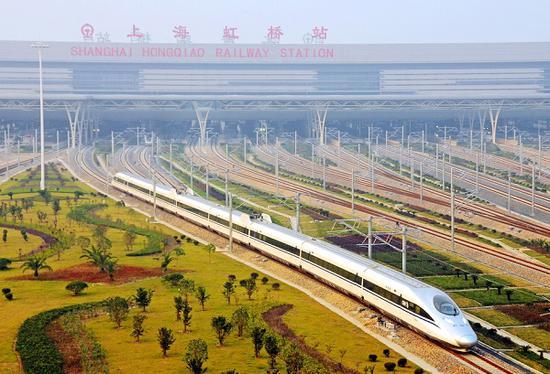 图说:一列动车组列车从上海虹桥站开出 来源/中国铁路上海局集团有限