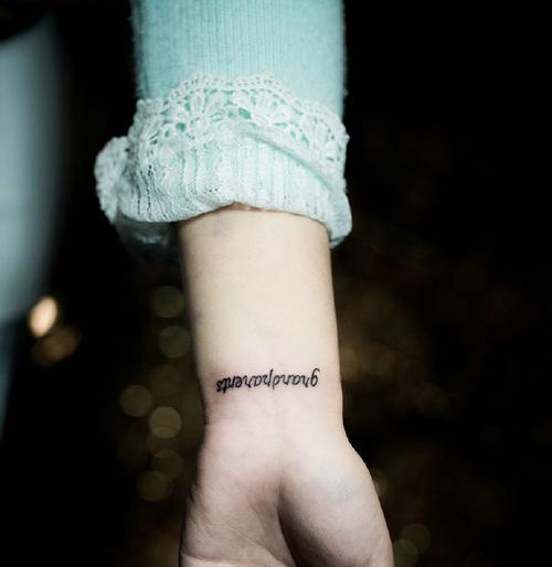 女子手腕上的小清新英文单词纹身刺青