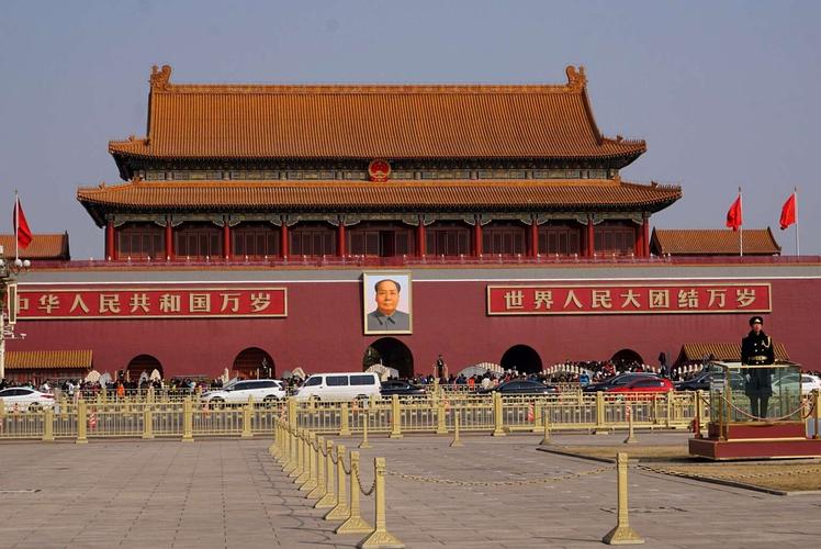 天安门是明,清两代皇城的正门,也是故宫的南端,作为中国的地标,中国的