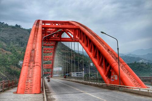 巫山县,不走高速的话就要走省道渝巴路,那么这座新龙门大桥就是必经之