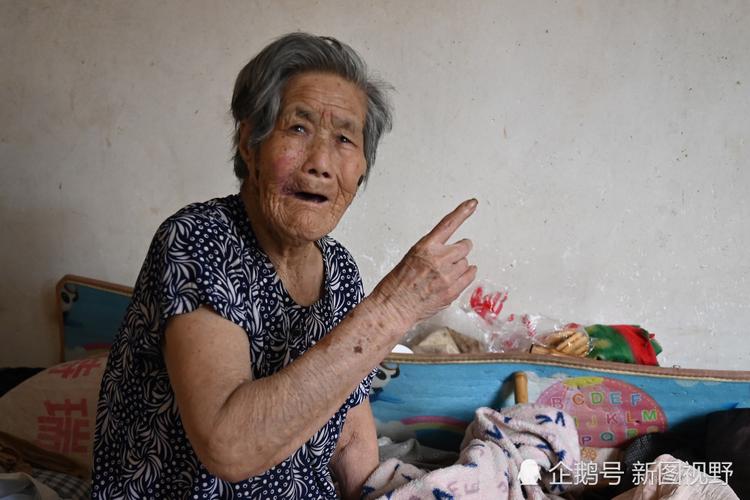 103岁长寿奶奶1年吃60斤大蒜100岁还种菜园69岁儿子都佩服