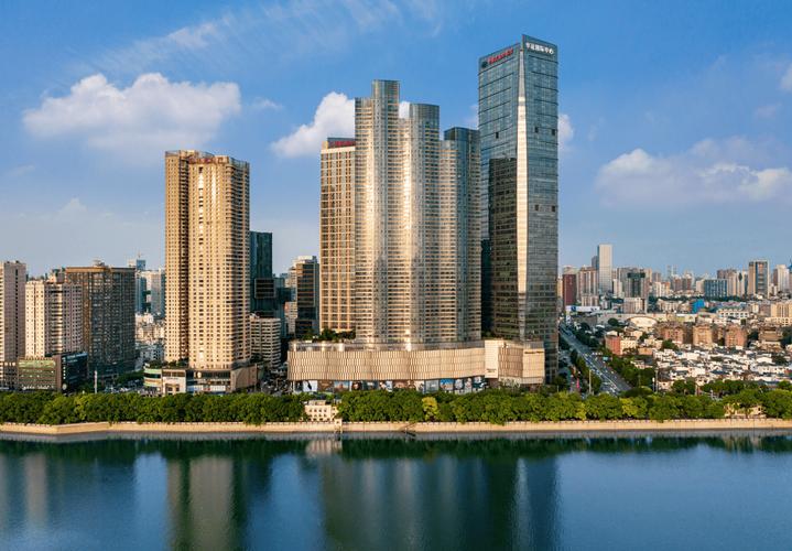华远国际中心傲立湘江东岸,占据长沙市中芯与湘江金融外滩核芯,坐拥