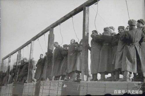 绞刑现场,张张触目惊心一名纳粹战犯正被抬上绞刑架