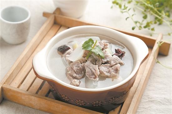 服食羊肉萝卜汤,能够预防感冒.