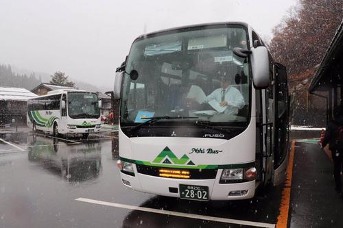 从名古屋到高山是坐浓飞巴士还是高速巴士?