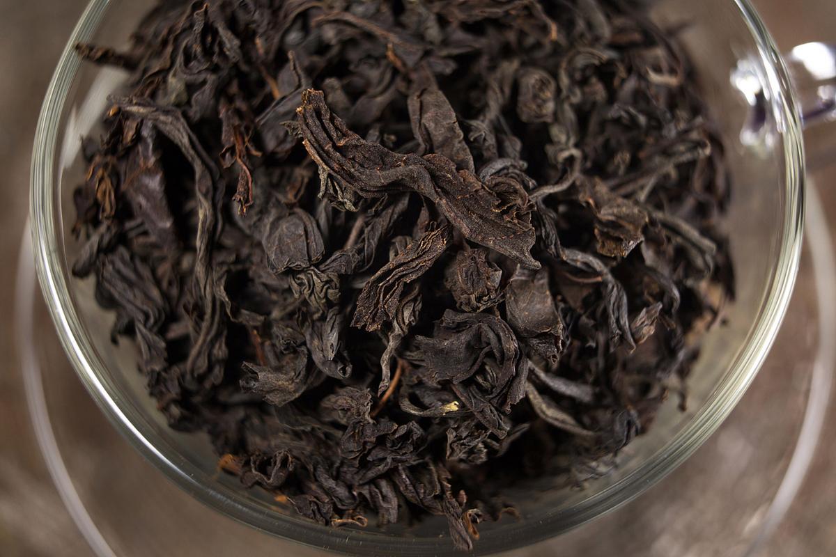 普洱茶是一种以云南大叶种晒青毛茶为原料,经过发酵,加工而成的黑茶类