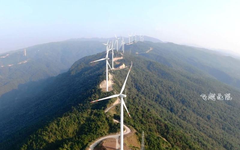 航拍广西大明山风力发电场,蜿蜒十几公里的盘山路,气势壮观!