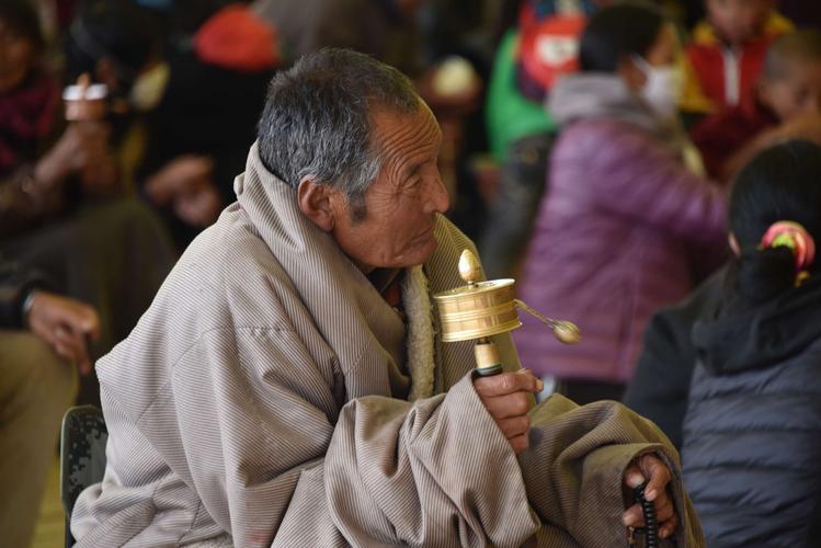 阿坝各莫寺朝拜的藏民
