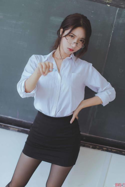 网红美女黑川性感黑丝短裙在教室里cos气质眼镜女老师写真图集