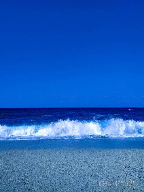 经典的蓝色海岸波涛汹涌的美丽海滩