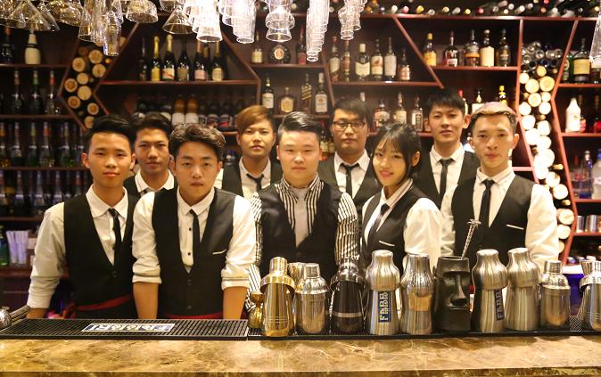 调酒师职业培训的巨大商机_上海欧米奇西点西餐学院官网