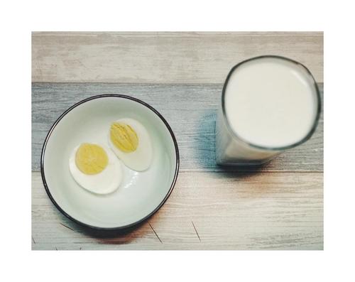 ①早餐:牛奶加煮鸡蛋