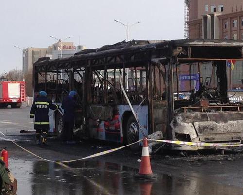 宁夏贺兰县一公交车着火已造成14死31伤