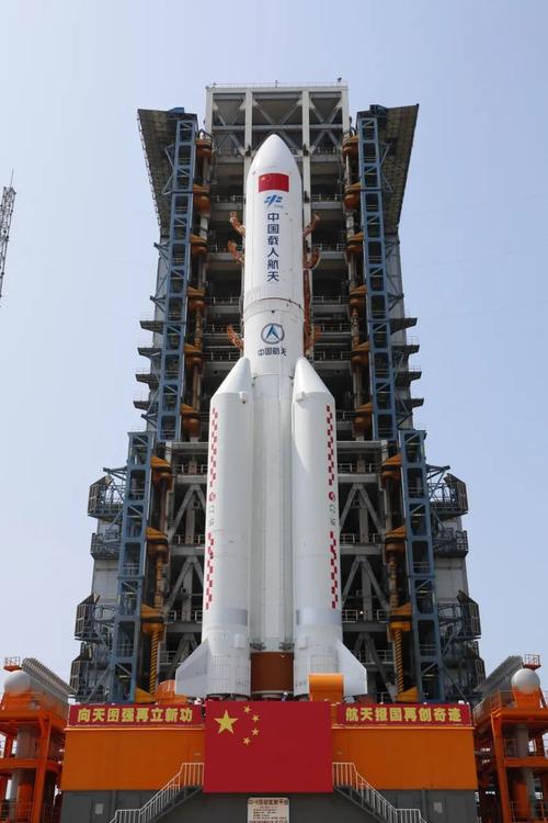 空间站天和核心舱与长征五号b遥二运载火箭组合体已转运至发射区
