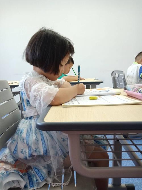 上课时写作业小朋友们都很认真,同时也做到了正确的坐姿和握笔姿势.