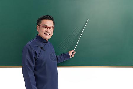 国学续集中年国学老师用教棒敲黑板背景