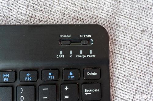 右上角按键分别是开关键和连接键,下方是大写,蓝牙,充电,电量指示灯.