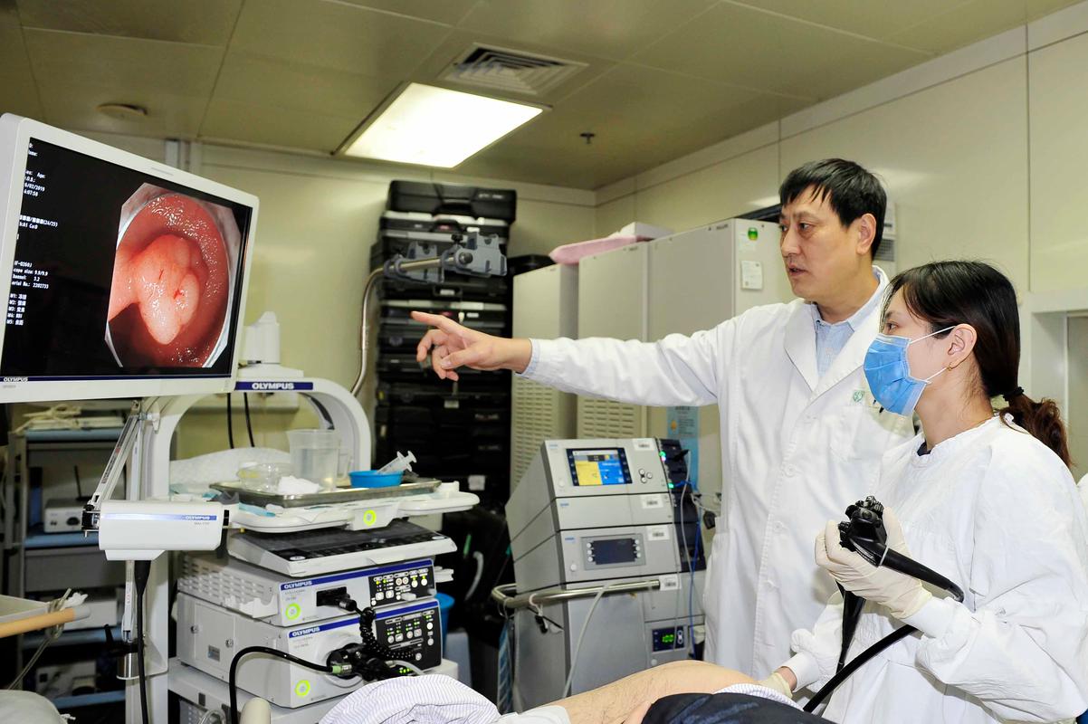 北京朝阳医院消化内科主任郝建宇(右2)在给患者做肠镜