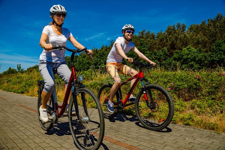 健康的生活方式 - 骑自行车的人在海边